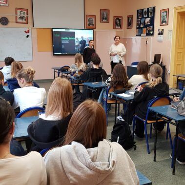 Widok na klasę, nauczycielka przedstawia gościa uczniom
