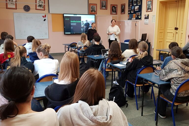 Widok na klasę, nauczycielka przedstawia gościa uczniom