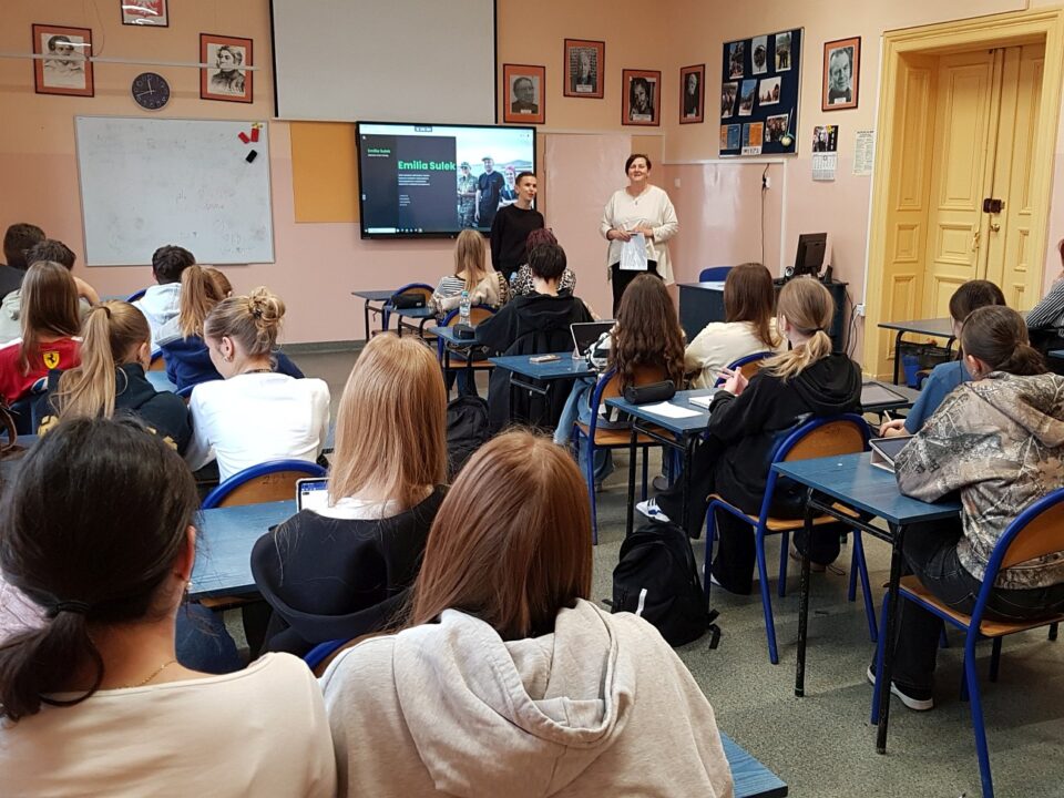Widok na klasę, nauczycielka przedstawia gościa uczniom