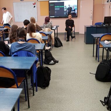 Emilia Sułek mówi, a cała klasa słuchają