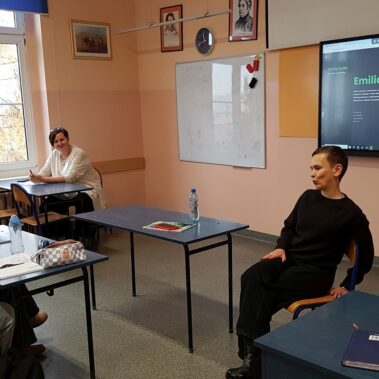 Emilia Sułek mówi, a cała klasa z nauczycielką słuchają