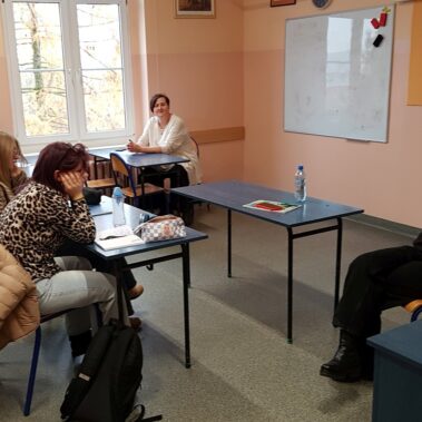 Emilia Sułek mówi, a cała klasa z nauczycielką słuchają
