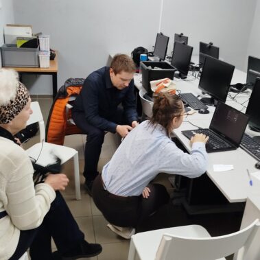 Uczestnicy rozmawiają i zaczynają przeglądać zdjęcia na laptopie