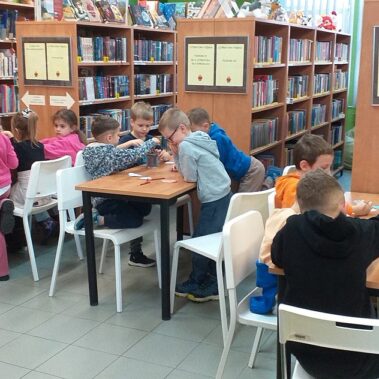 Dzieci wykonują prace plastyczne