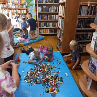Dzieci układają klocki LEGO