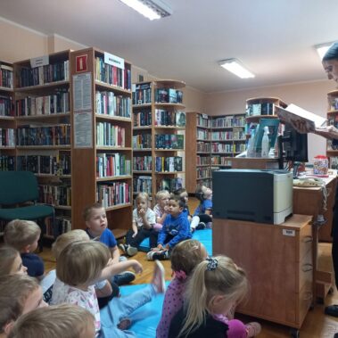 Bibliotekarka czyta na głos książkę