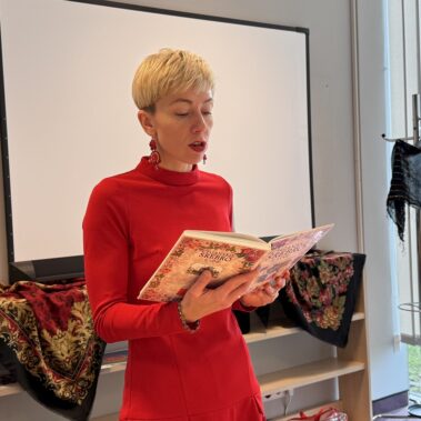 Bibliotekarka czyta na głos książkę