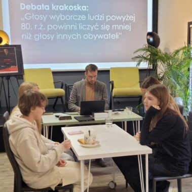 Dr Jakub Pruś mówi do młodzieży