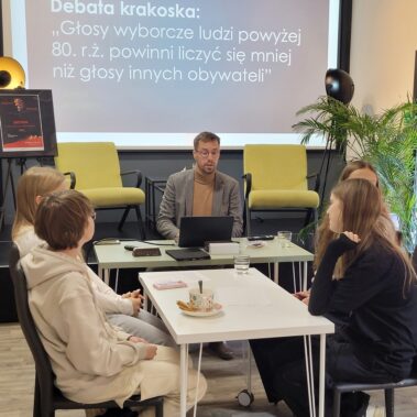Dr Jakub Pruś mówi do młodzieży
