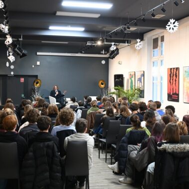 Widok ogólny na salę z młodzieżą, prof. Ryszard Koziołek nadal wykłada