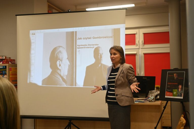 Agnieszka Zientarska przemawia. Na ekranie jest wyświetlany slajd o Gombrowiczu
