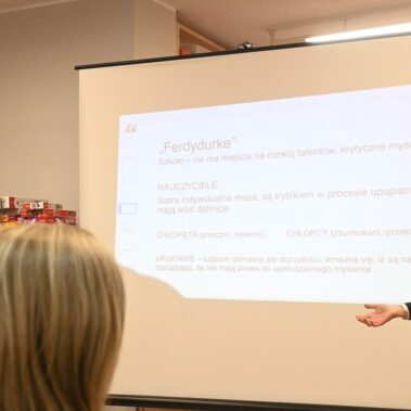 Agnieszka Zientarska przemawia, na ekranie wyświetlany slajd o Ferdydurke