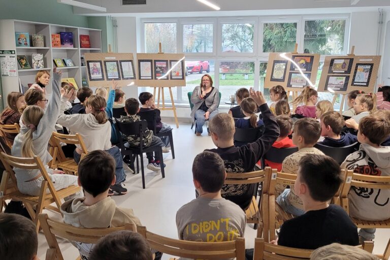 W sali są dużo dzieci i autorka Justyna Bednarek