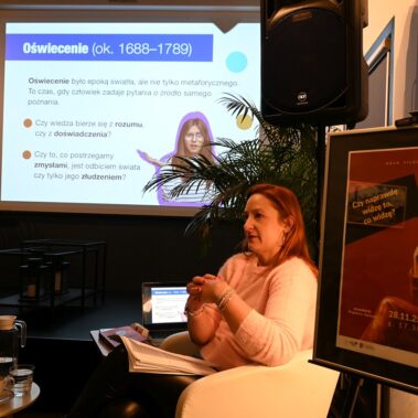 Dagmara Kwitek i na ekranie jest wyświetlany slajd o Oświeceniu