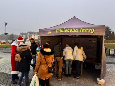 Nasze stoisko jest pod namiotem. Odwiedzają Mikołaj i goście