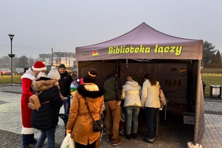 Nasze stoisko jest pod namiotem. Odwiedzają Mikołaj i goście