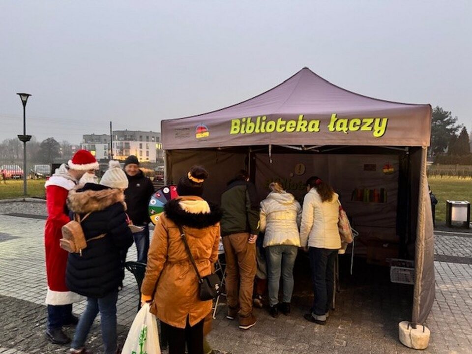 Nasze stoisko jest pod namiotem. Odwiedzają Mikołaj i goście