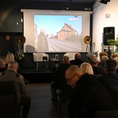 Widok na salę, trwa projekcja filmu.