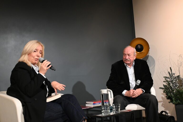 Prowadząca spotkanie Iwona Flanczewska i Andrzej Karbownik