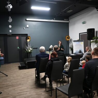 Widok ogólny na salę, konferansjerka wita gości
