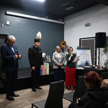 Na scenę wkroczył górnik w galowym mundurze i stoją komisja konkursowa, konferansjerka dalej mówi