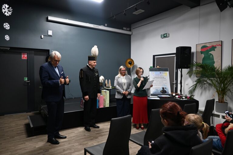 Na scenę wkroczył górnik w galowym mundurze i stoją komisja konkursowa, konferansjerka dalej mówi