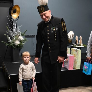 Zdjęcie pamiątkowe z górnikiem i laureatką