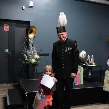 Zdjęcie pamiątkowe z górnikiem i laureatką