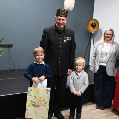 Zdjęcie pamiątkowe z górnikiem i laureatami