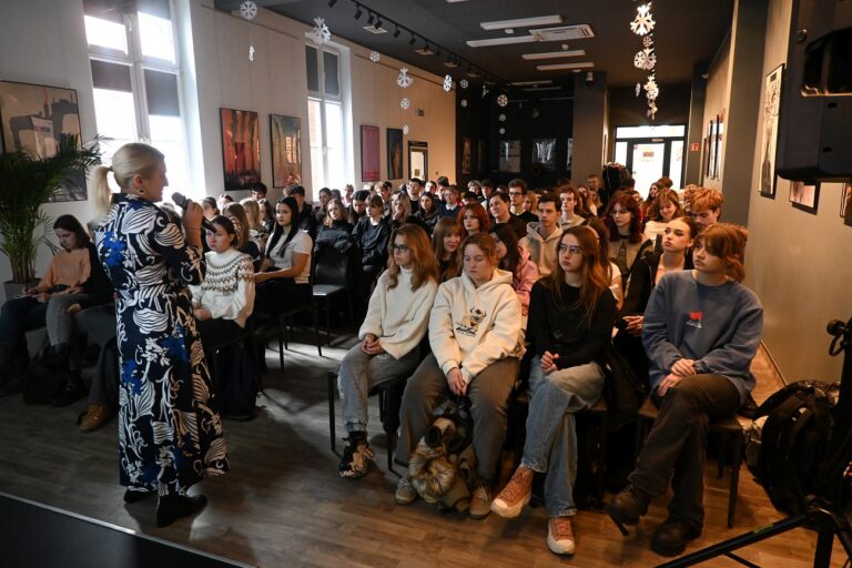 Widok ogólny na salę z młodzieżami i dr Magdalena Kozak wykłada