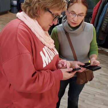 Panie przeglądają na smartfonie