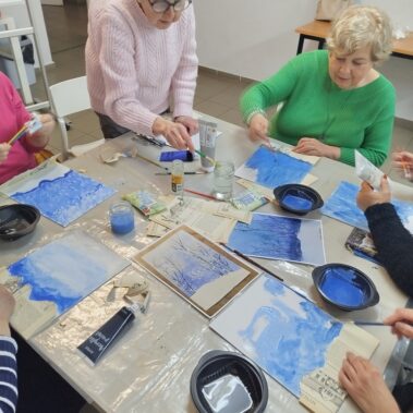 Seniorki przy pracy plastycznej, malując.