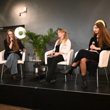 Na scenie siedzą Barbara Skałka, Anna Kierpieć, Katarzyna Bołdys-Żegocka
