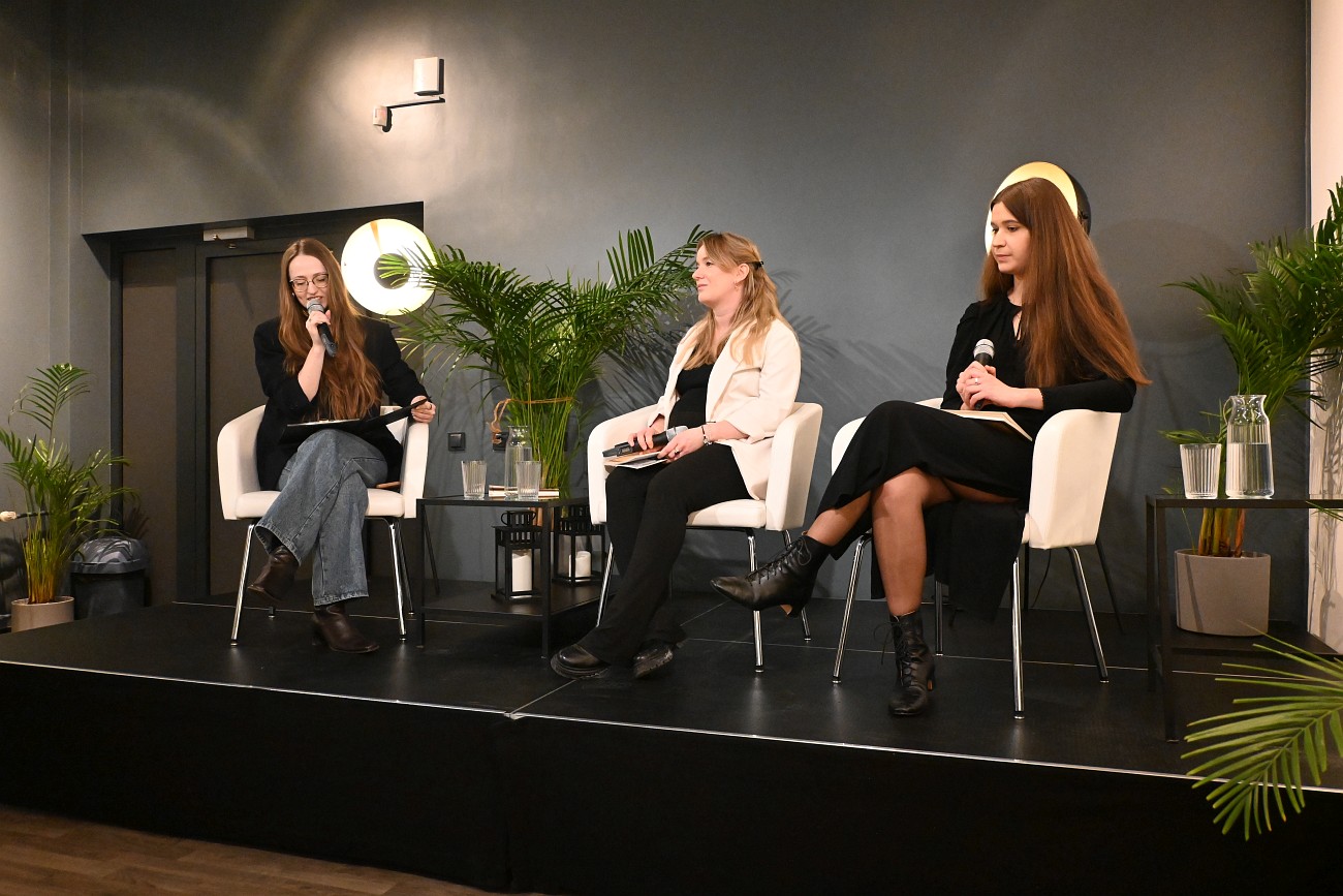 Na scenie siedzą Barbara Skałka, Anna Kierpieć, Katarzyna Bołdys-Żegocka