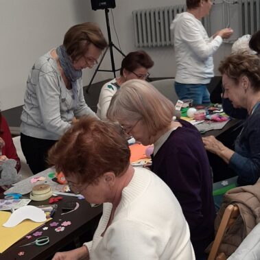 Uczestnicy przy pracy, a stole leżą różne materiały