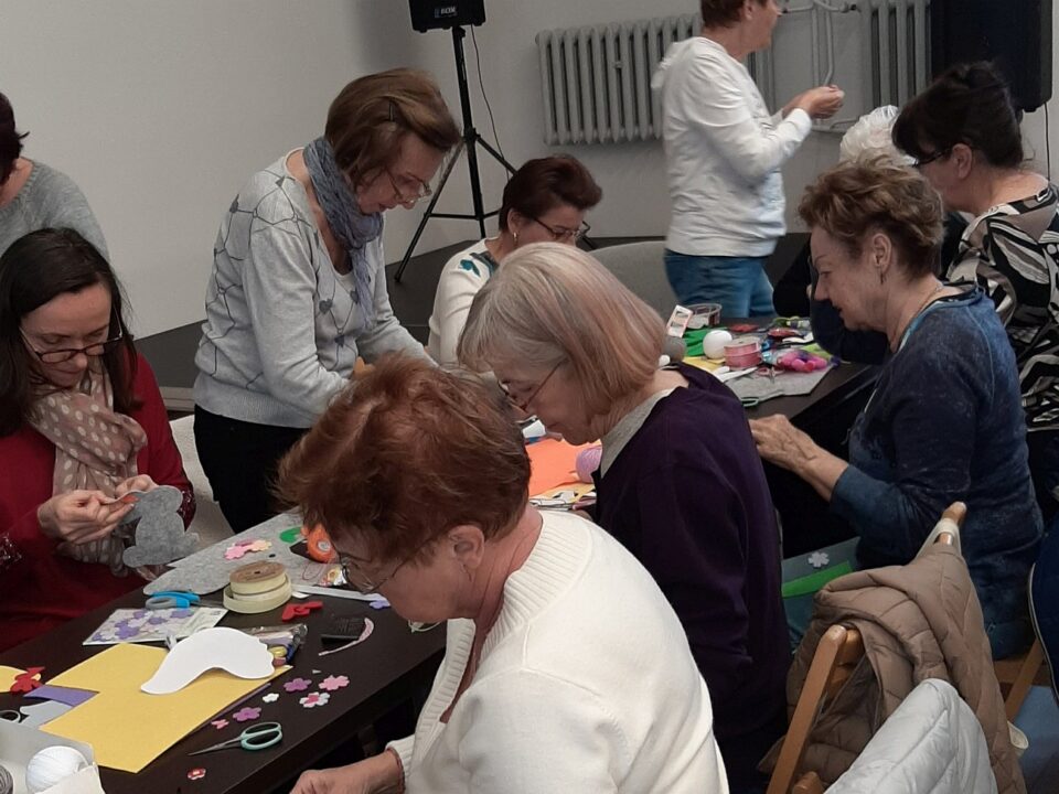 Uczestnicy przy pracy, a stole leżą różne materiały