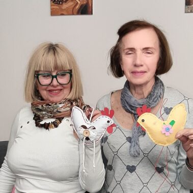 Panie prezentują filcowe kurczaki