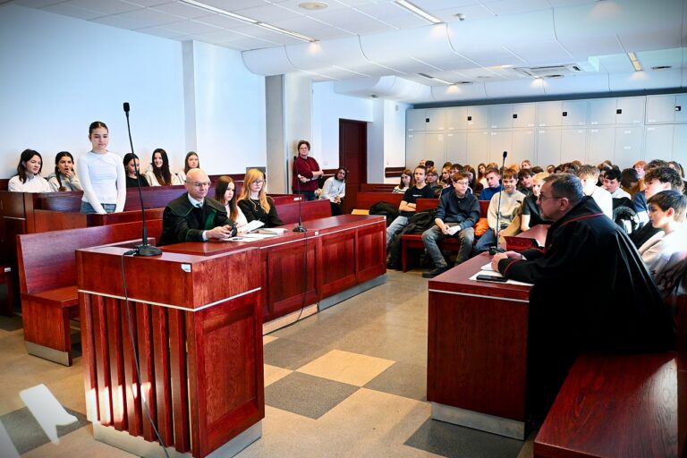 Trwa symulowana rozprawa sądowa