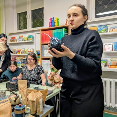 Pani Marta Bazan prezentuje naczynie do picia yerba mate z metalową słomką.