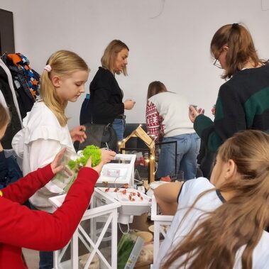 Dziewczynki ozdabiają latarenki