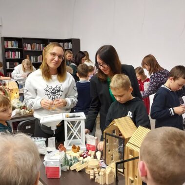 Widok na warsztaty, dzieci z pomocą rodziców przy pracy