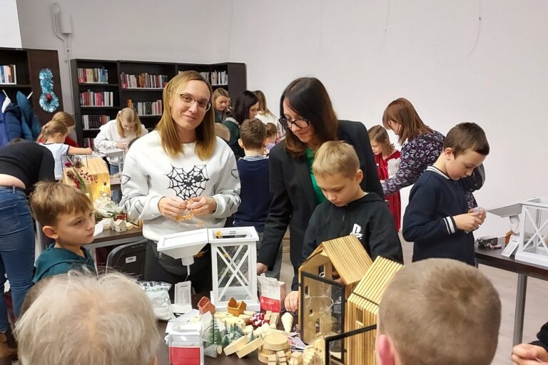 Widok na warsztaty, dzieci z pomocą rodziców przy pracy