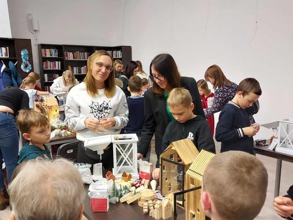 Widok na warsztaty, dzieci z pomocą rodziców przy pracy