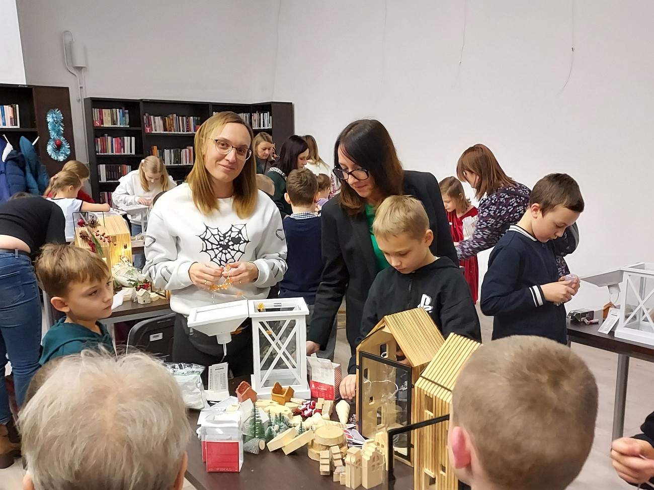 Widok na warsztaty, dzieci z pomocą rodziców przy pracy