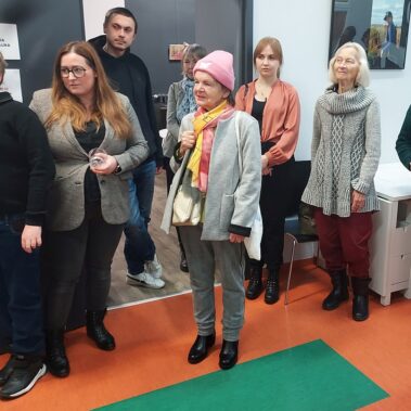 Goście wernisażu słuchają