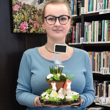 Pani prezentuje gotowi wielkanocny stroik