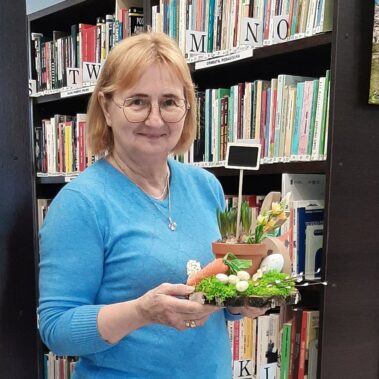 Pani prezentuje gotowi wielkanocny stroik