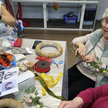 Seniorki przy pracy plastycznej nad wiankiem