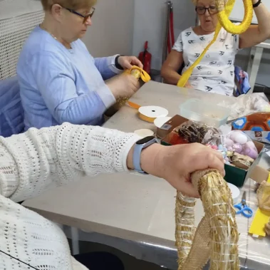 Seniorki nawijają taśmy na wianki