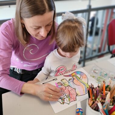 Matka z córką przy pracy plastycznej